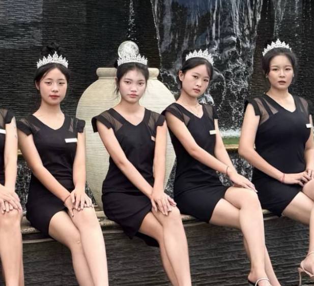 腾龙集团迎宾团队 专业着装宾至如归